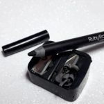 Lápis Delineador Carbon Black HB050 À prova d’agua – Ruby Rose