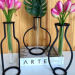 Vaso Minimalista Com Hastes de Costela de Adão