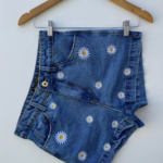 Short jeans feminino cintura alta bordado margarida