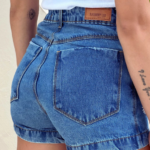 Short jeans feminino cintura alta bordado margarida
